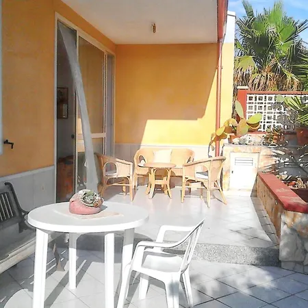 Charming House In With Enclosed Garden Holiday home