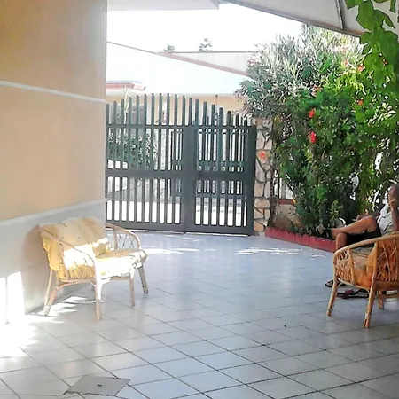 Charming House In With Enclosed Garden Holiday home *